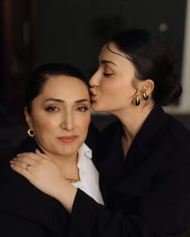 Günel ilk dəfə anasını göstərdi