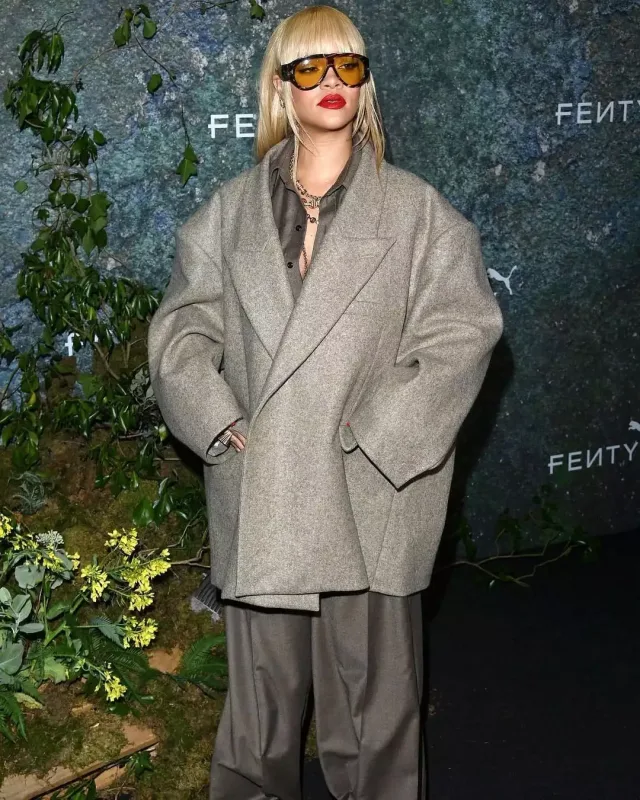 Rihanna yenə fərqli görünüşdə…