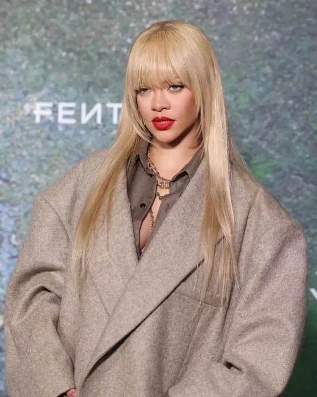Rihanna yenə fərqli görünüşdə…