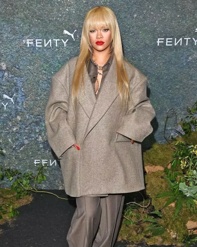 Rihanna yenə fərqli görünüşdə…