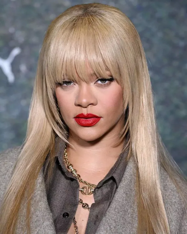 Rihanna yenə fərqli görünüşdə…