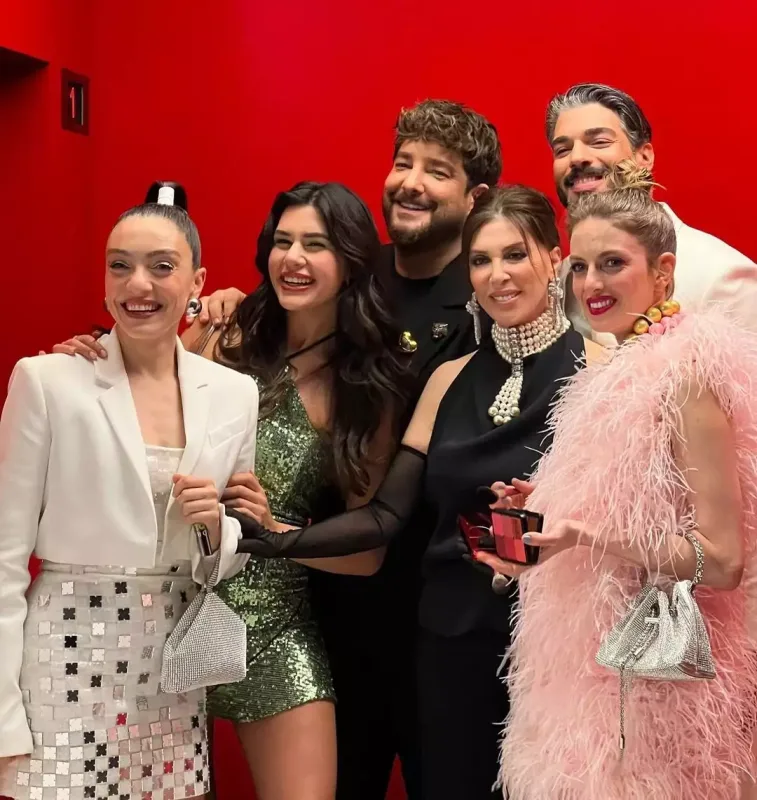 Nebahat Çehre gənc ulduzlarla