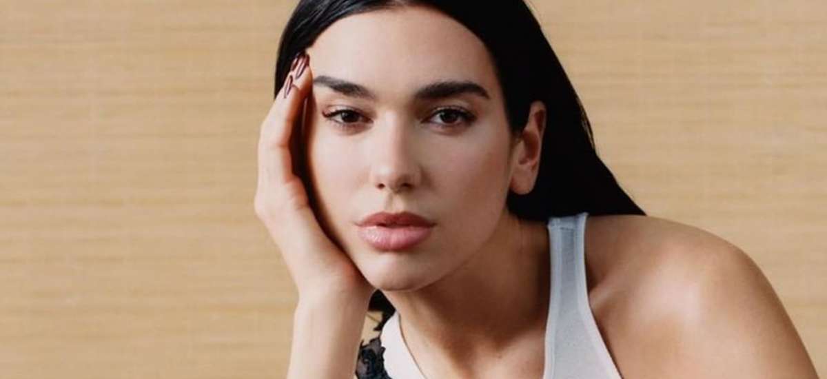 Dua Lipa “Vogue” üçün pozalar verdi