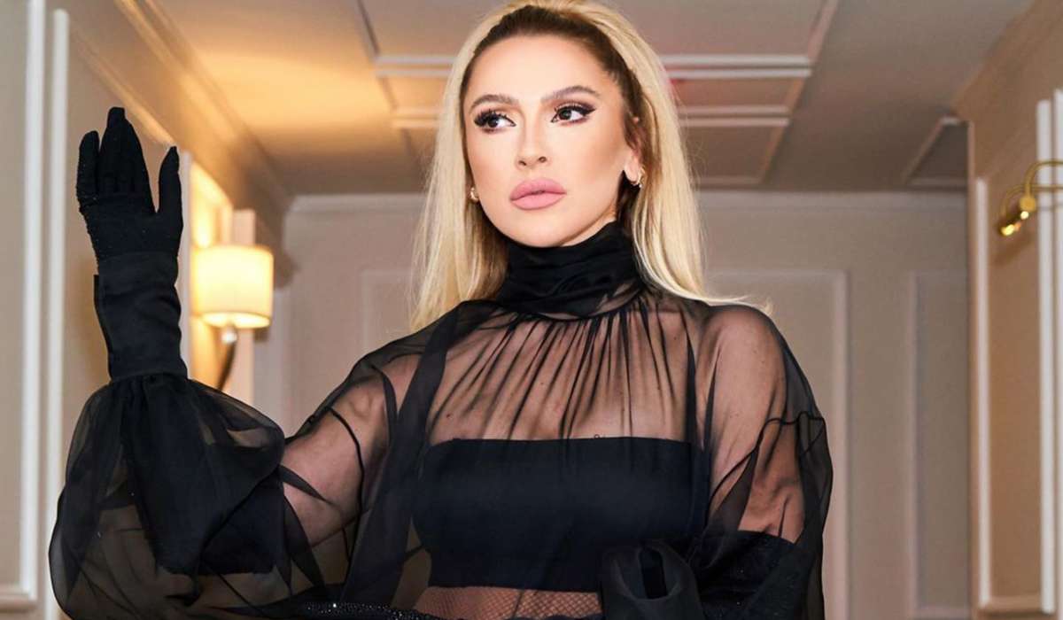 Hadise soyadını dəyişdi