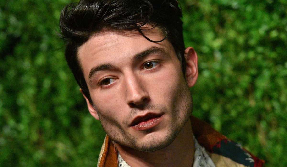 Ezra Miller oğurluqda ittiham olunur