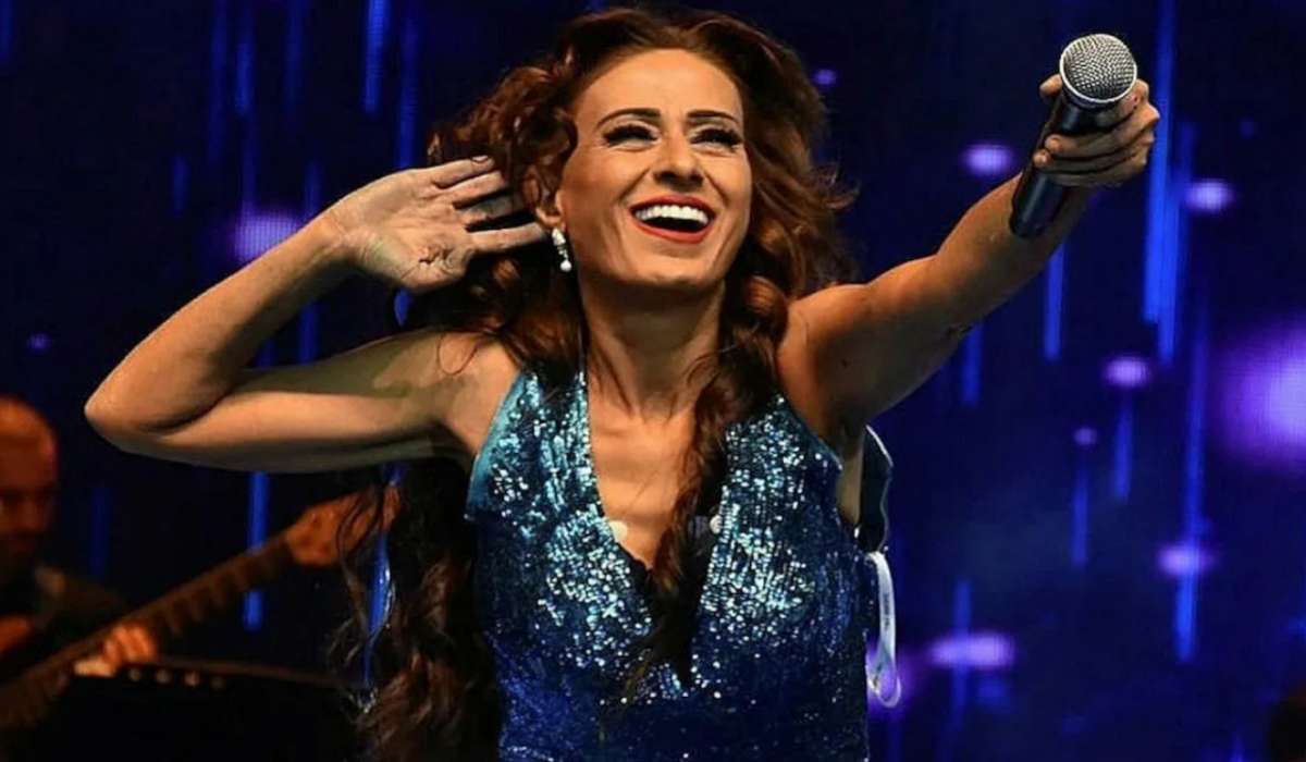 Konsertdə geyimi cırıldı