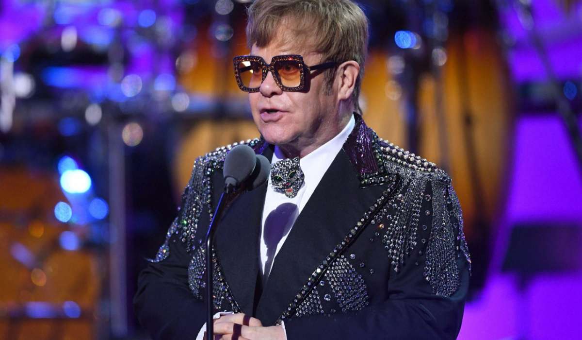 Elton Con musiqi ilə vidalaşır