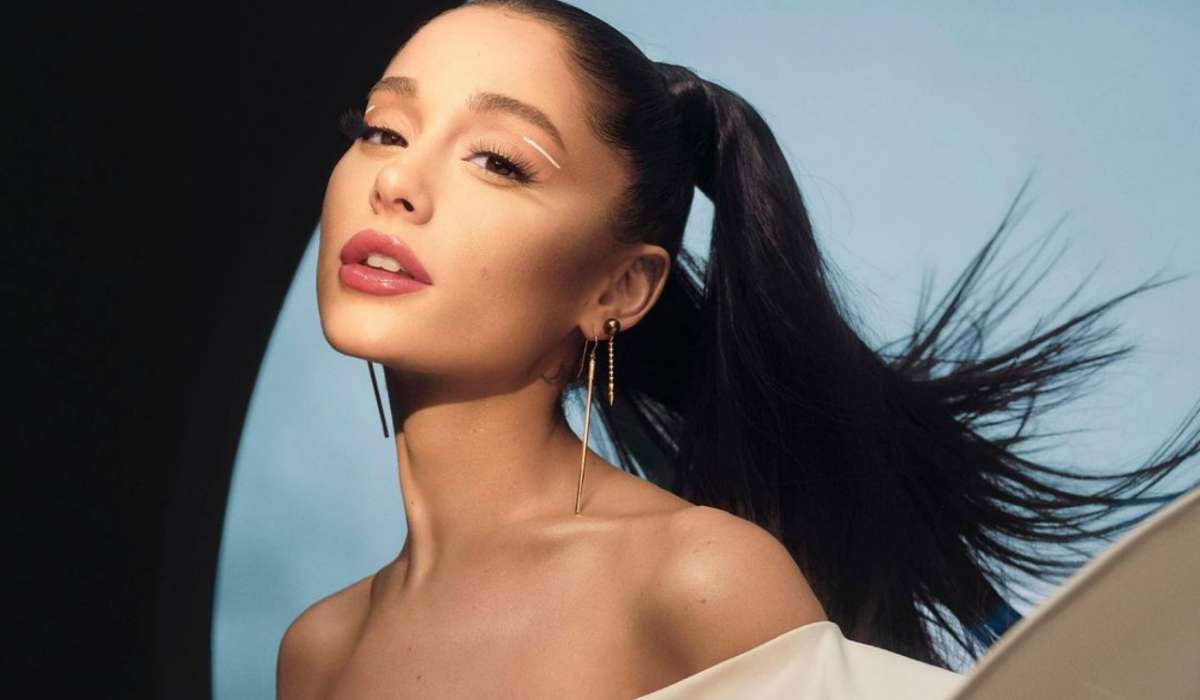 Bunu edən yeganə qadın sənətçi Ariana oldu