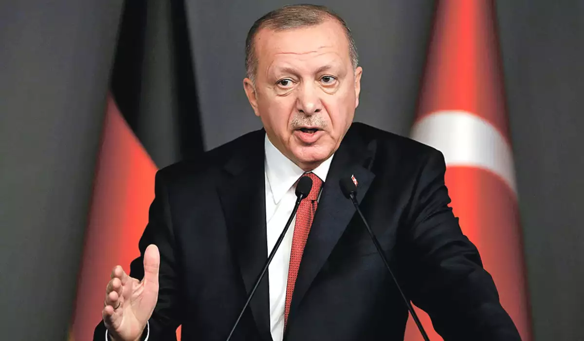 Erdoğanın canlı yayımda halı pisləşdi