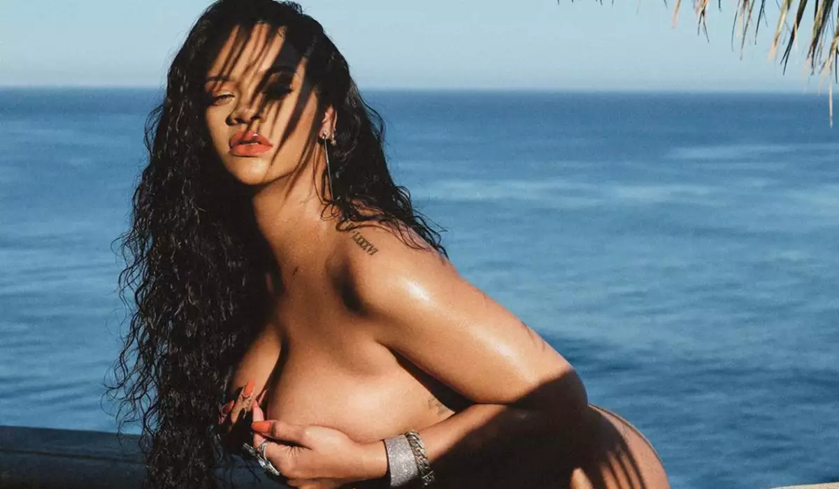 Rihanna çılpaq fotoları ilə gündəmdə!