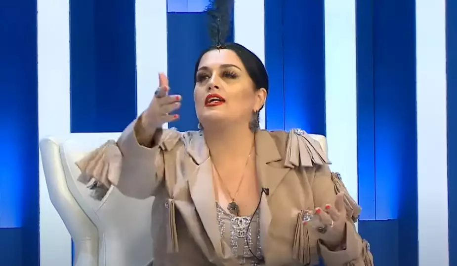 Qalmaqal: Elzadan şeirini tənqid edən xanıma: “Beyninizlə düşünmürsünüz”