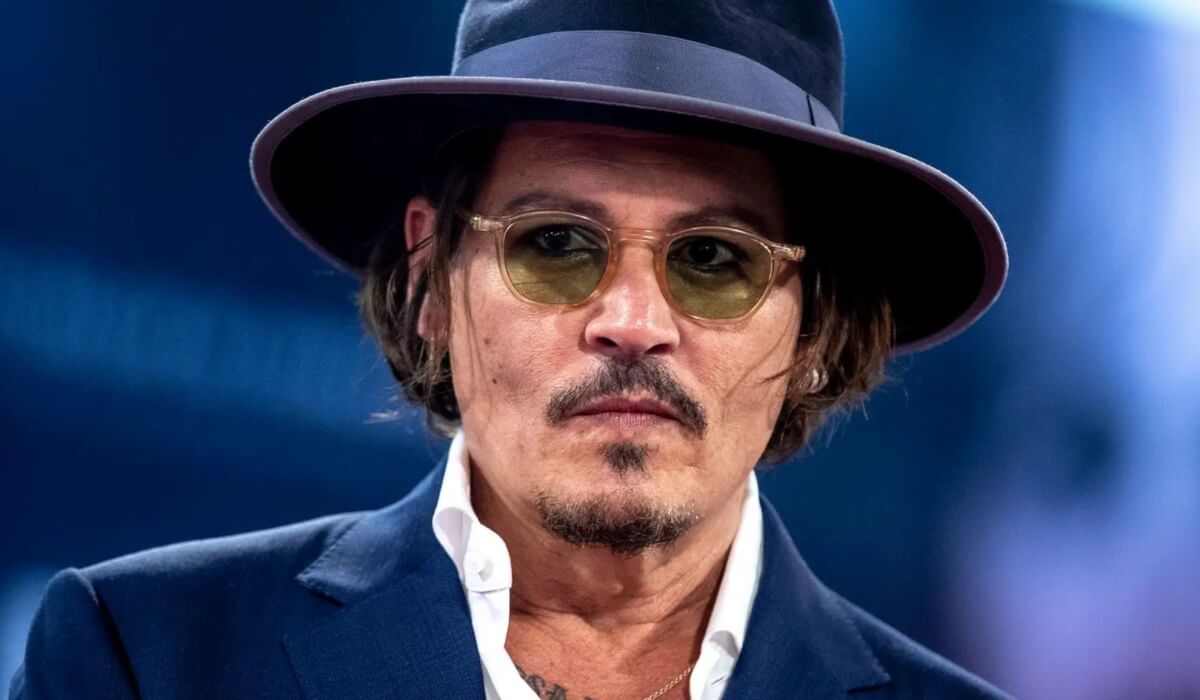 Oteldə huşunu itirən Depp əsa ilə görüntüləndi