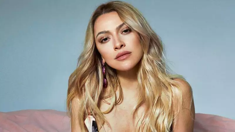 Hadise Atatürkün geyimində səhnəyə çıxdı