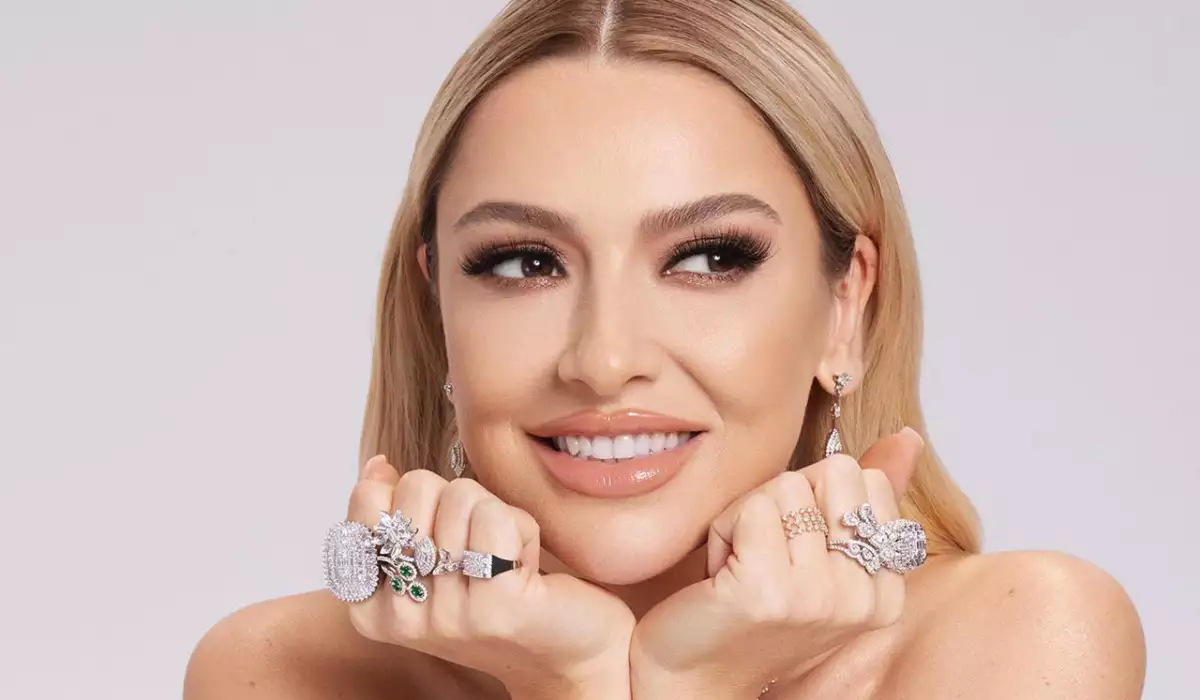 Hadise brilyantlar içində