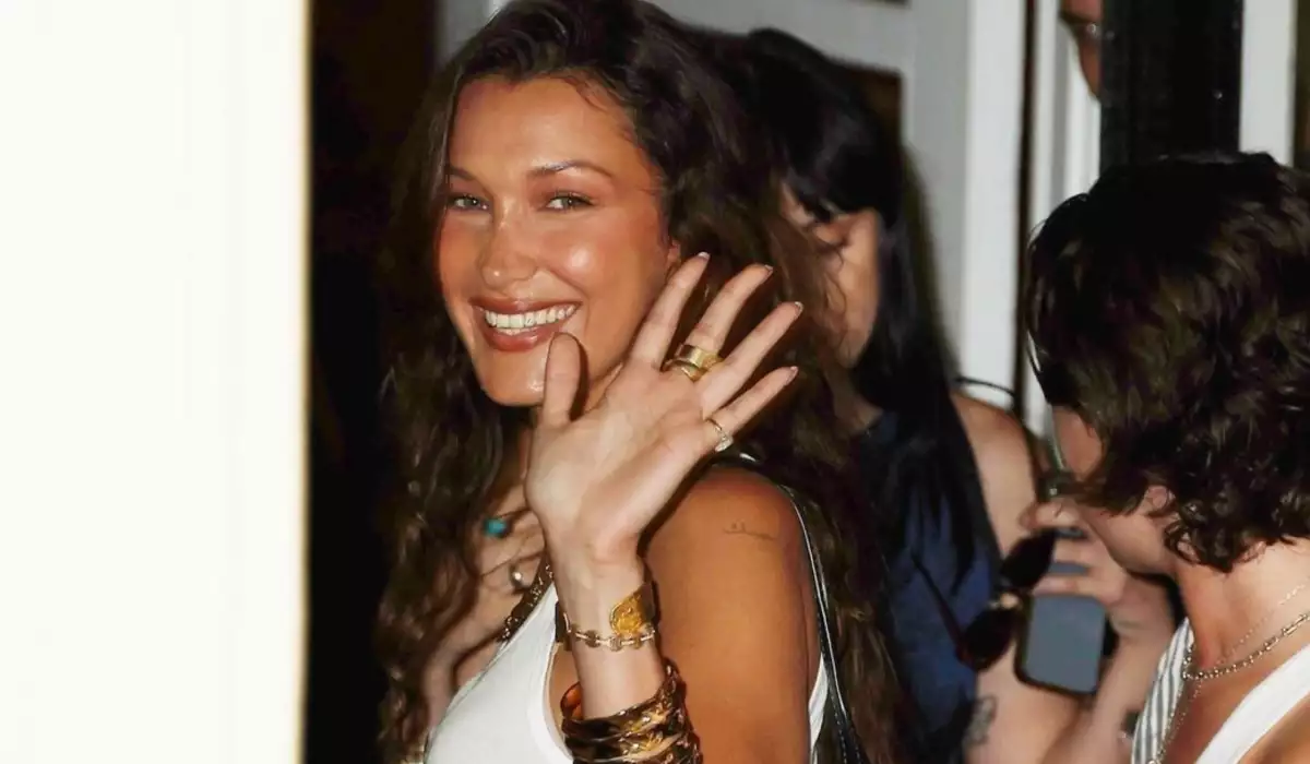 Bella Hadid gəzintidə