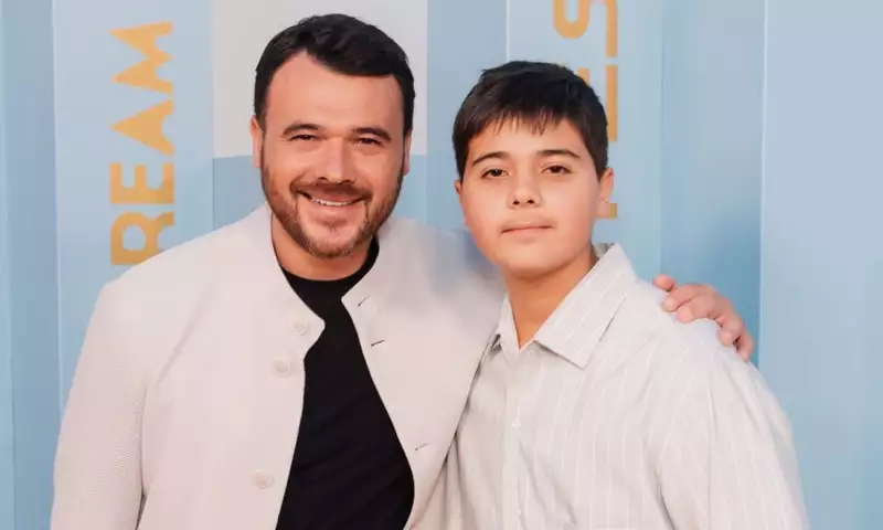 Emin Ağalarovdan oğlu ilə foto
