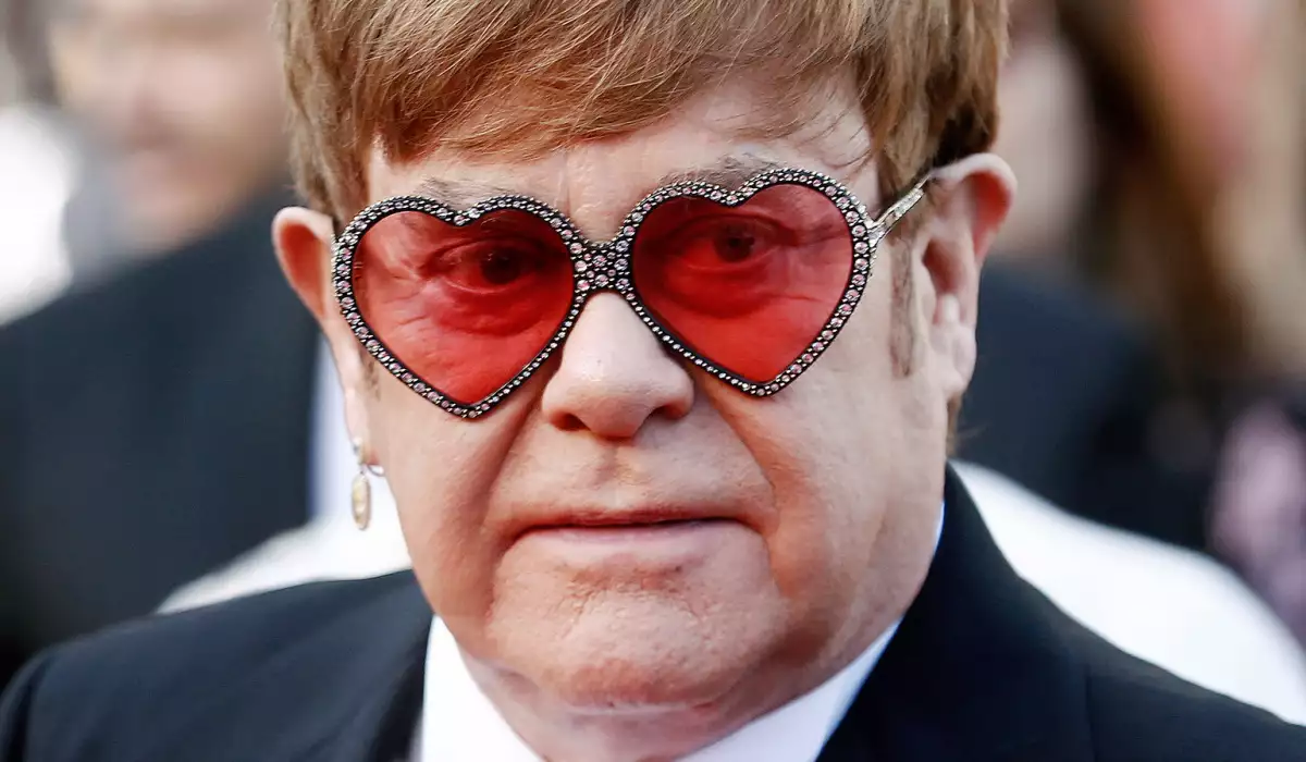 Elton qismən kor olub