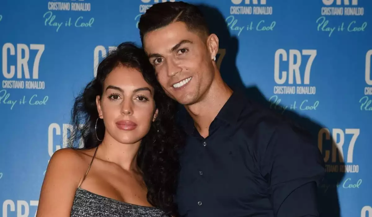 Ronaldo sevgilisi ilə yarıçılpaq halda belə görüntüləndi