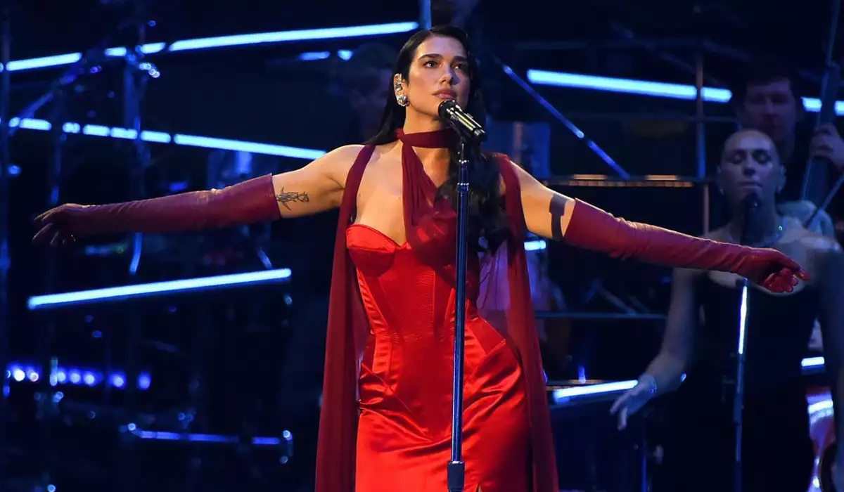 Dua Lipa Londonda konsert verdi