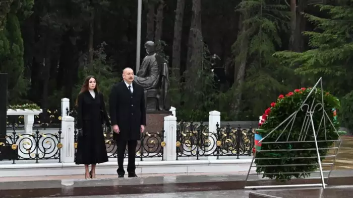 Prezident və birinci xanım Ulu Öndərin məzarını ziyarət etdi