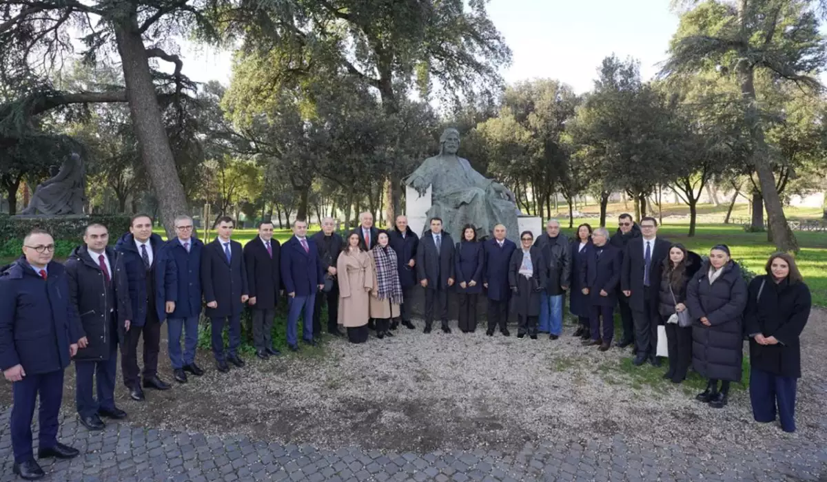 Nazir İtaliyada Nizaminin heykəlini ziyarət etdi