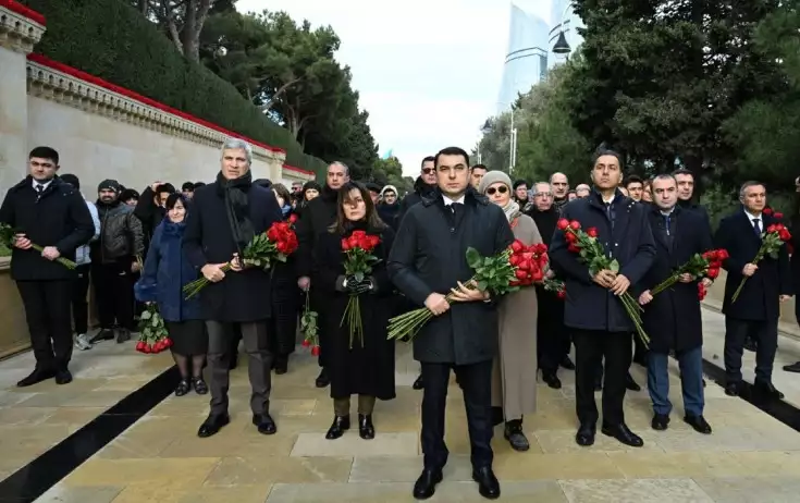 Mədəniyyət Nazirliyinin əməkdaşları şəhidlərin xatirəsini yad etdilər