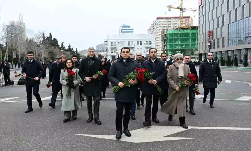 Mədəniyyət Nazirliyinin kollektivi Xocalı soyqırımı qurbanlarının xatirəsini yad edib