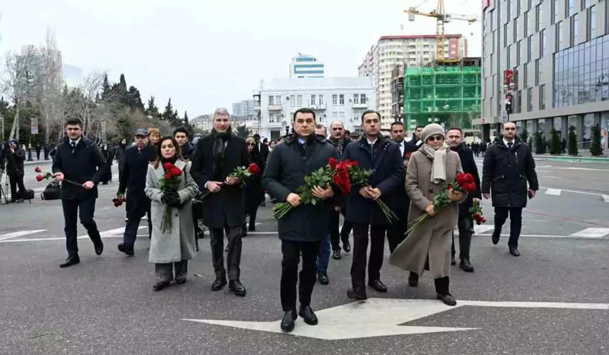 Mədəniyyət Nazirliyinin kollektivi Xocalı soyqırımı qurbanlarının xatirəsini yad edib