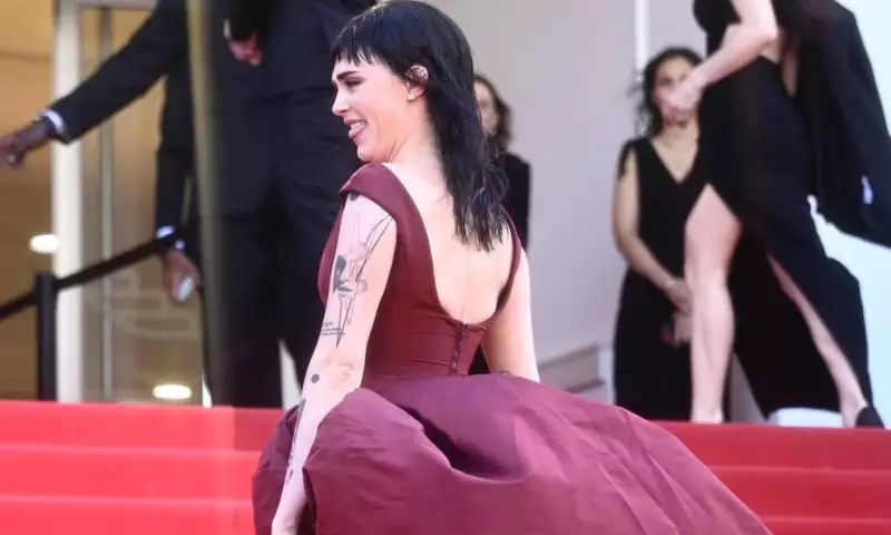 Kara Delevin qırmızı xalıda!