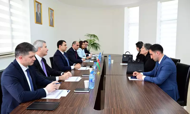 Adil Kərimli Siyəzəndə vətəndaşların müraciətlərini dinləyib