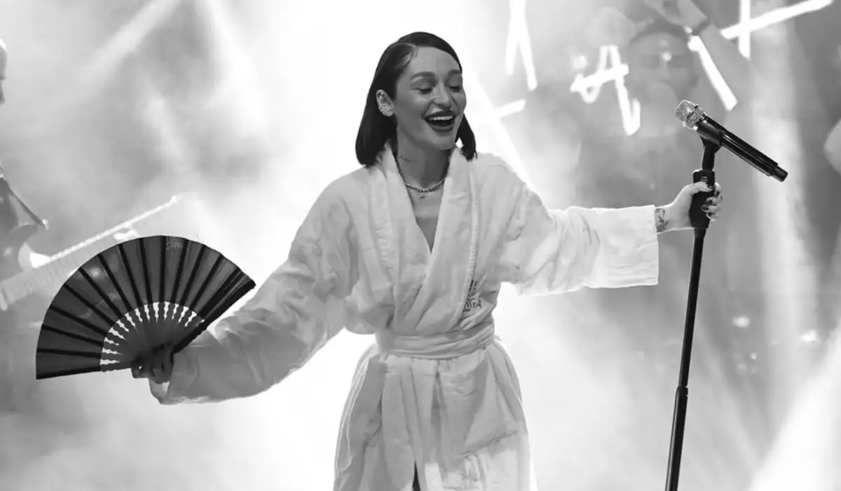 Səhnəyə hamam xələtində çıxdı