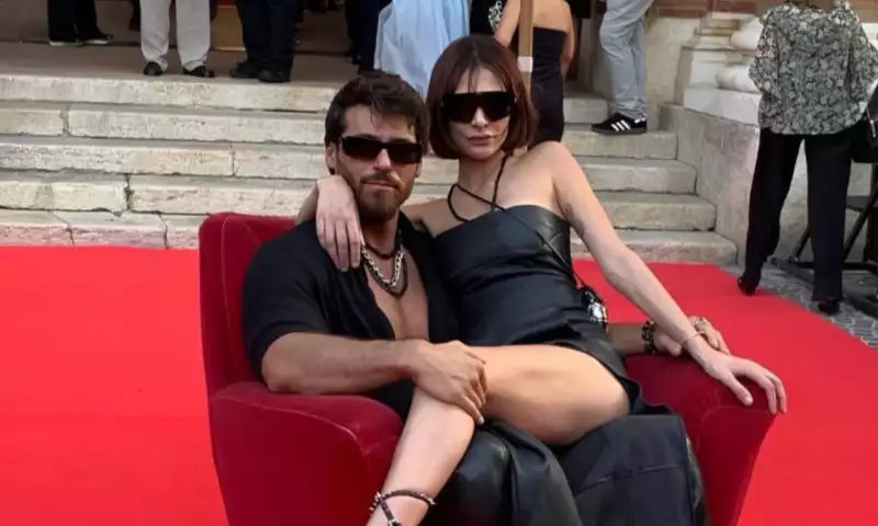 Can Yaman qırmızı xalıda sevgilisi ilə