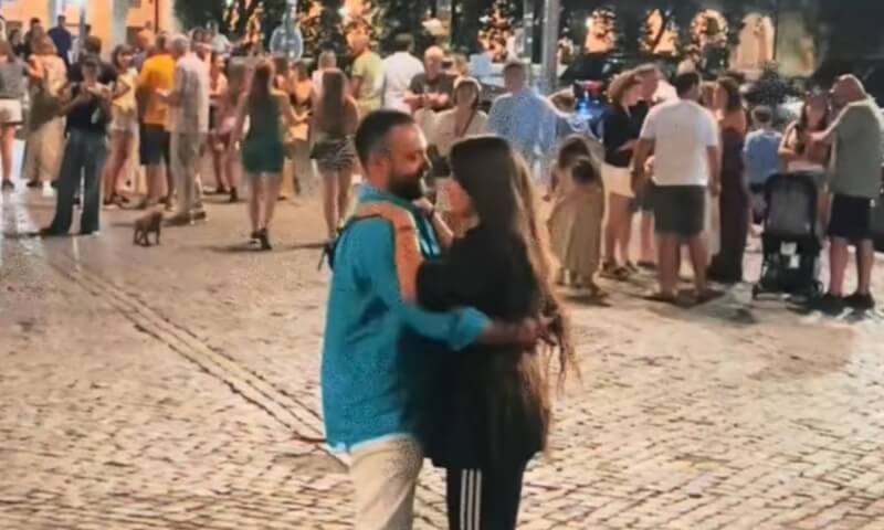 Azadla xanımı İtaliyada meydanda belə rəqs etdi
