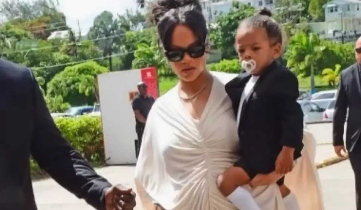Rihanna atasının yas mərasimində