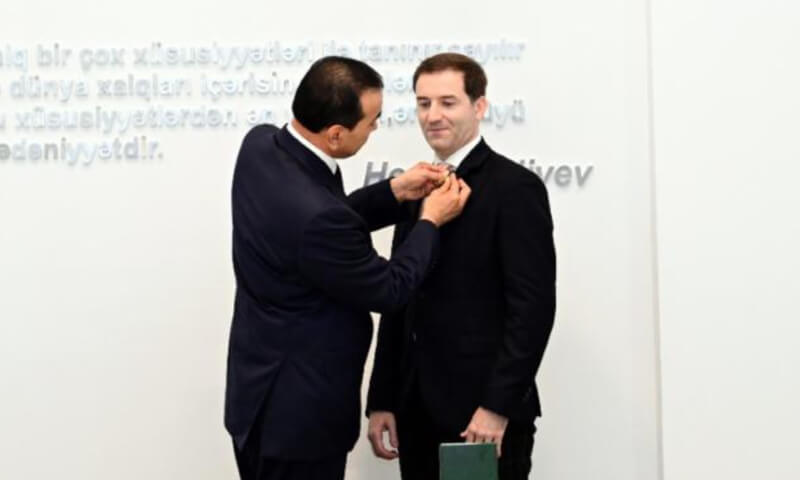 Əməkdar artist tətlif edildi