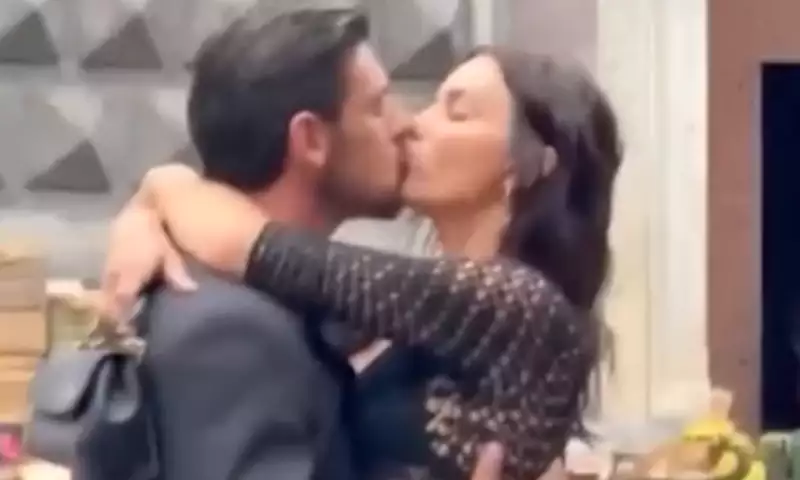 Öpüşmələri gündəm oldu