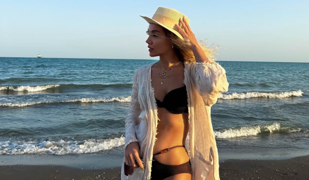 Üzeldən bikinidə fotolar