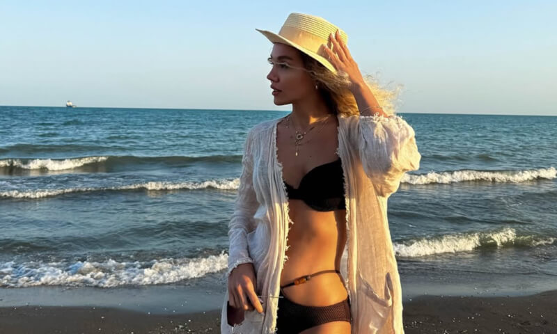 Üzeldən bikinidə fotolar