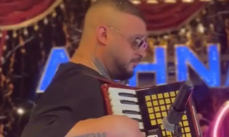 Konsertində “Vağzalı” səsləndirdi