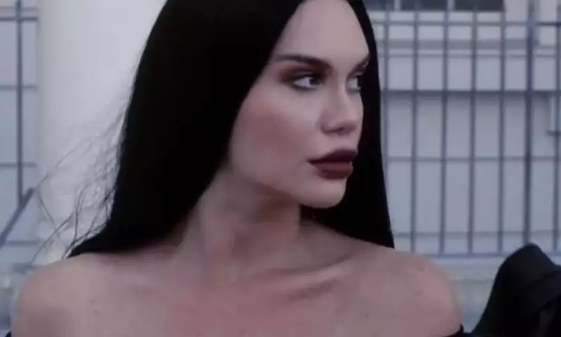Apruza Morticia Addams obrazında