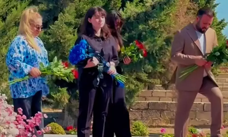 Qızı Aygün Bəylərin məzarı başında...