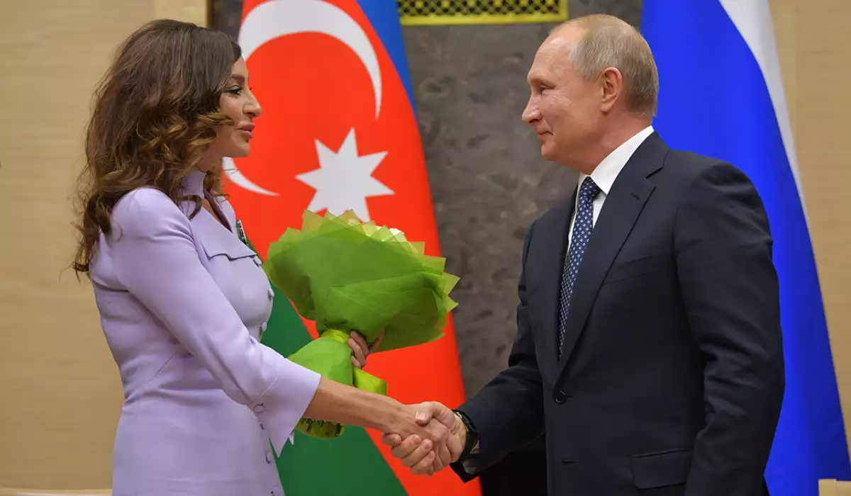 Putin Mehriban Əliyevanı təbrik etdi