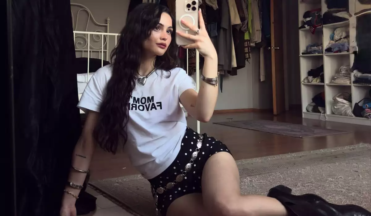 “Prens”in aktrisasından striptiz şou!