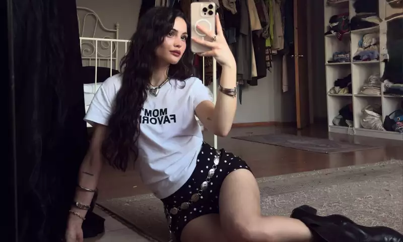 “Prens”in aktrisasından striptiz şou!