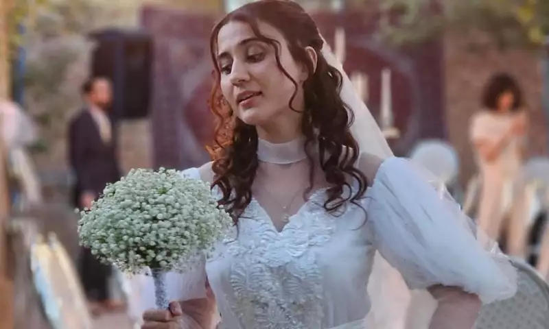 İnfluenser qayınanasının gəlinliyini geydi